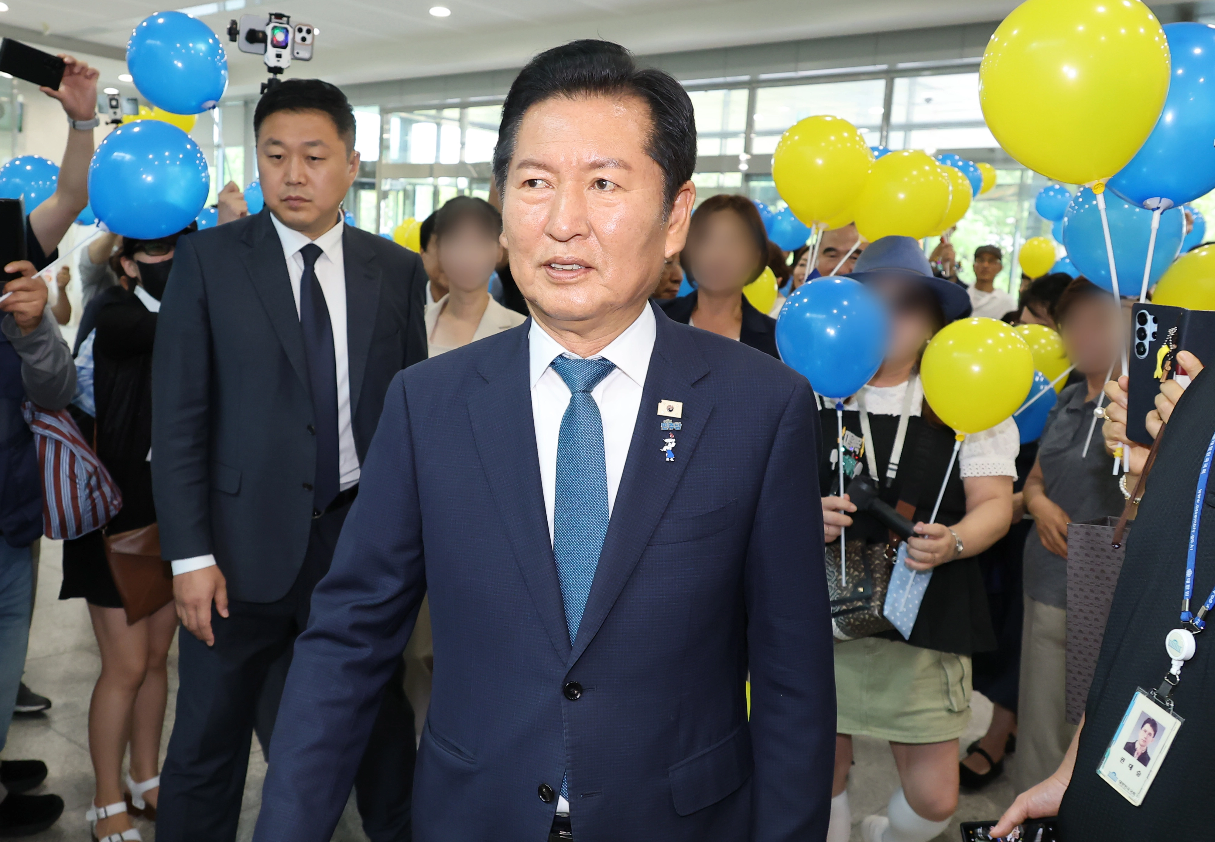 당 대표 연임 도전 회견 참석하는 정청래  더불어민주당 정청래 전 대표가 13일 국회 소통관에서 열린 ‘8·17 전당대회’ 당 대표 후보 연임 도전을 선언하는 기자회견에 참석하고 있다.