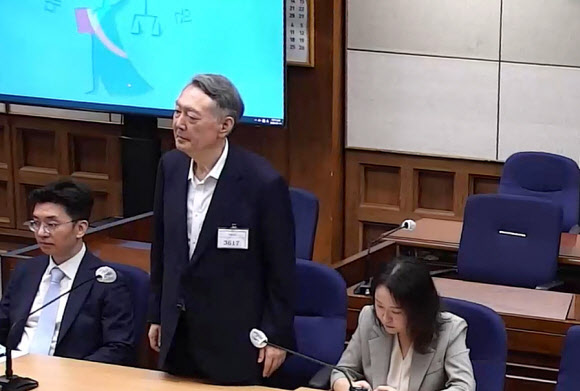 정치 브로커 명태균씨로부터 여론조사를 무상으로 받은 혐의로 기소된 윤석열 전 대통령이 13일 서초구 서울중앙지방법원에서 열린 1심 선고공판에서 선고 내용을 듣고 있다.  서울중앙지법 형사합의33부(이진관 부장판사)는 이날 정치자금법 위반 혐의로 재판에 넘겨진 윤 전 대통령에게 징역 2년에 추징금 1천396만여원을 선고했다. 2026.7.13  서울중앙지법 제공