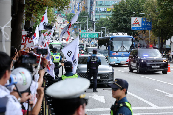 정치 브로커 명태균으로부터 여론조사를 무상으로 받은 혐의로 기소된 윤석열 전 대통령의 1심 결과가 나오는 13일 윤 전 대통령이 탄 것으로 추정되는 호송차가 서울 서초구 서울중앙지법으로 향하고 있다. 2026.7.13  연합뉴스