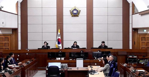 정치 브로커 명태균씨로부터 여론조사를 무상으로 받은 혐의로 기소된 윤석열 전 대통령이 13일 서초구 서울중앙지방법원에서 열린 1심 선고공판에 출석하고 있다.  서울중앙지법 형사합의33부(이진관 부장판사)는 이날 정치자금법 위반 혐의로 재판에 넘겨진 윤 전 대통령에게 징역 2년에 추징금 1천396만여원을 선고했다. 2026.7.13  서울중앙지법 제공
