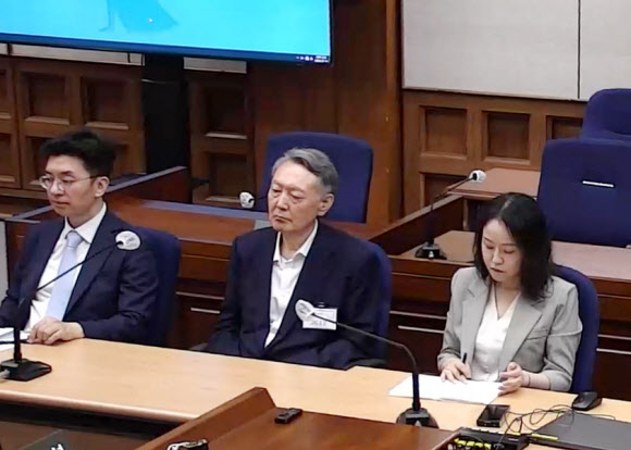 정치 브로커 명태균씨로부터 여론조사를 무상으로 받은 혐의로 기소된 윤석열 전 대통령이 13일 서초구 서울중앙지방법원에서 열린 1심 선고공판에 출석하고 있다.  서울중앙지법 형사합의33부(이진관 부장판사)는 이날 정치자금법 위반 혐의로 재판에 넘겨진 윤 전 대통령에게 징역 2년에 추징금 1천396만여원을 선고했다. 2026.7.13  서울중앙지법 제공