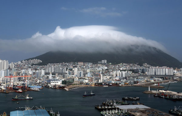 부산지역에 폭염특보가 발효 중인 13일 영도구 봉래산 일대가 짙은 해무(바다안개)로 뒤덮여 장관을 연출하고 있다. 2026.07.13. 뉴시스