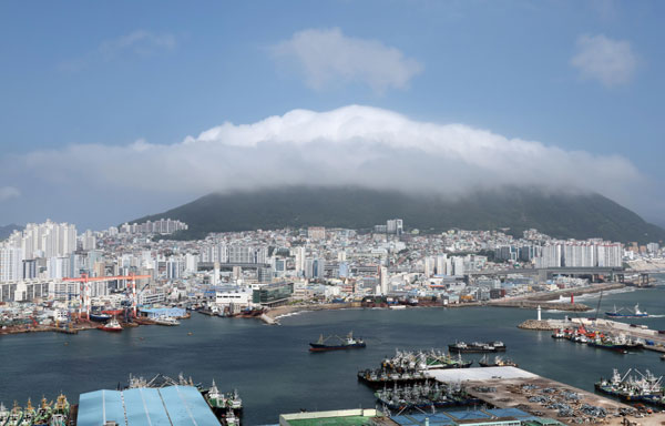 부산지역에 폭염특보가 발효 중인 13일 영도구 봉래산 일대가 짙은 해무(바다안개)로 뒤덮여 장관을 연출하고 있다. 2026.07.13. 뉴시스