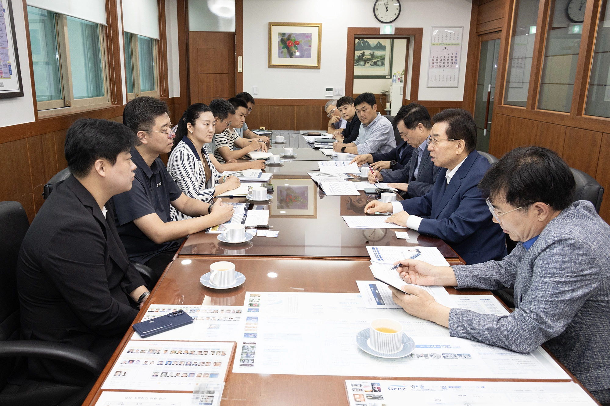 구충곤(오른쪽 앞에서 두 번째) 광양경자청장이 해외 신소재 기업 관계자들을 대상으로 투자 상담을 하고 있다.