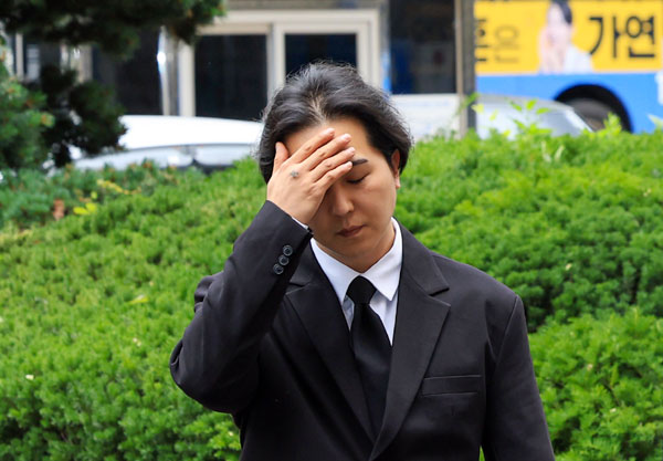 병역법 위반 혐의로 기소된 그룹 위너 멤버 송민호가 14일 서울 마포구 서울서부지방법원에서 열린 사회복무요원 복무 당시 관리 책임자였던 A씨의 병역법 위반 혐의 세 번째 공판에 증인으로 출석하고 있다. 2026.7.14 뉴스1