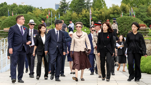 부산 유엔기념공원 찾은 영국 앤 공주