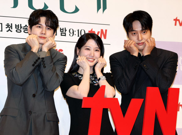 배우 옹성우(왼쪽부터), 박은빈, 양세종이 14일 서울 강남구 엘리에나 호텔에서 열린 tvN 드라마 ‘오싹한 연애’ 제작발표회에서 포즈를 취하고 있다. 2026.7.14  연합뉴스