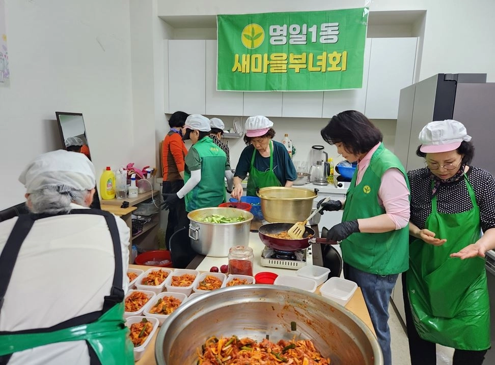 새마을부녀회원들과 함께 나눔반찬을 준비하는 박춘선 시의원. 서울시의회 제공