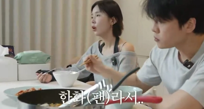 프로야구 kt 위즈 홈경기 행사에 초청된 그룹 코요태 신지가 “한화 이글스 팬이라 시구는 거절했다”고 언급하는 과정에서 보인 태도로 논란이 되자 결국 사과했다. 신지 유튜브 채널 ‘어떠신지?!?’ 캡처