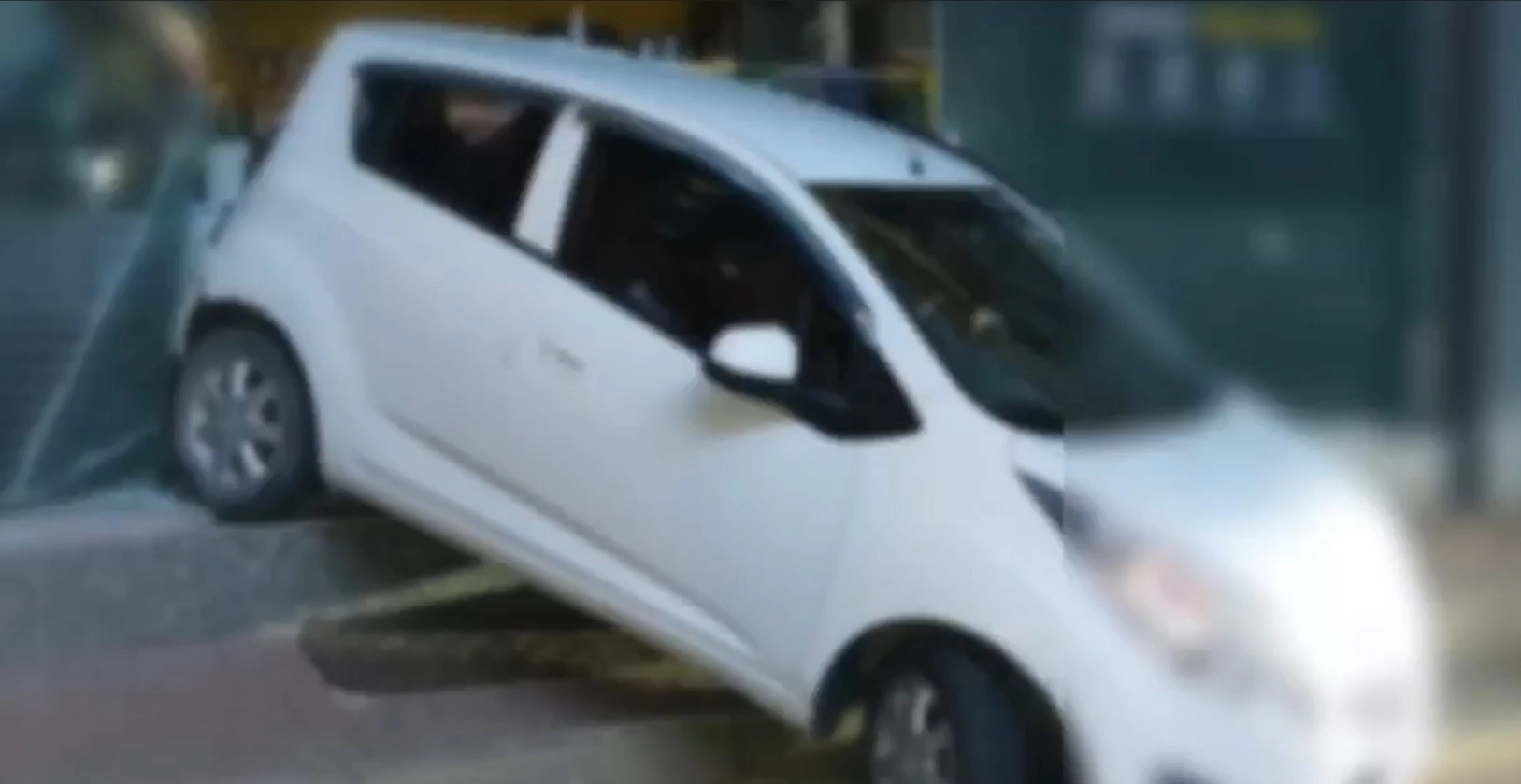 충남 아산시 배방읍 승용차 돌진 사고 현장 CCTV 갈무리. 아산경찰서 제공