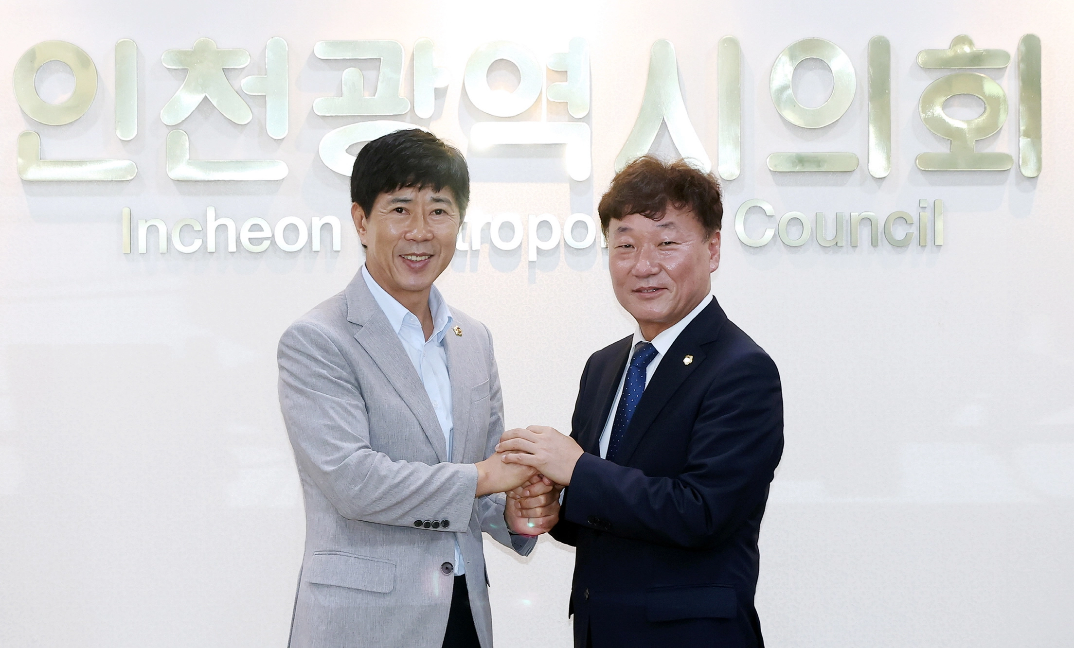 ▲ 경기도의회 남종섭 의장(오른쪽)과 인천광역시의회 박종혁 의장이 기념 촬영을 하며 지방의회 독립성 강화를 위한 적극적인 공조를 다짐하고 있다. (사진=경기도의회)