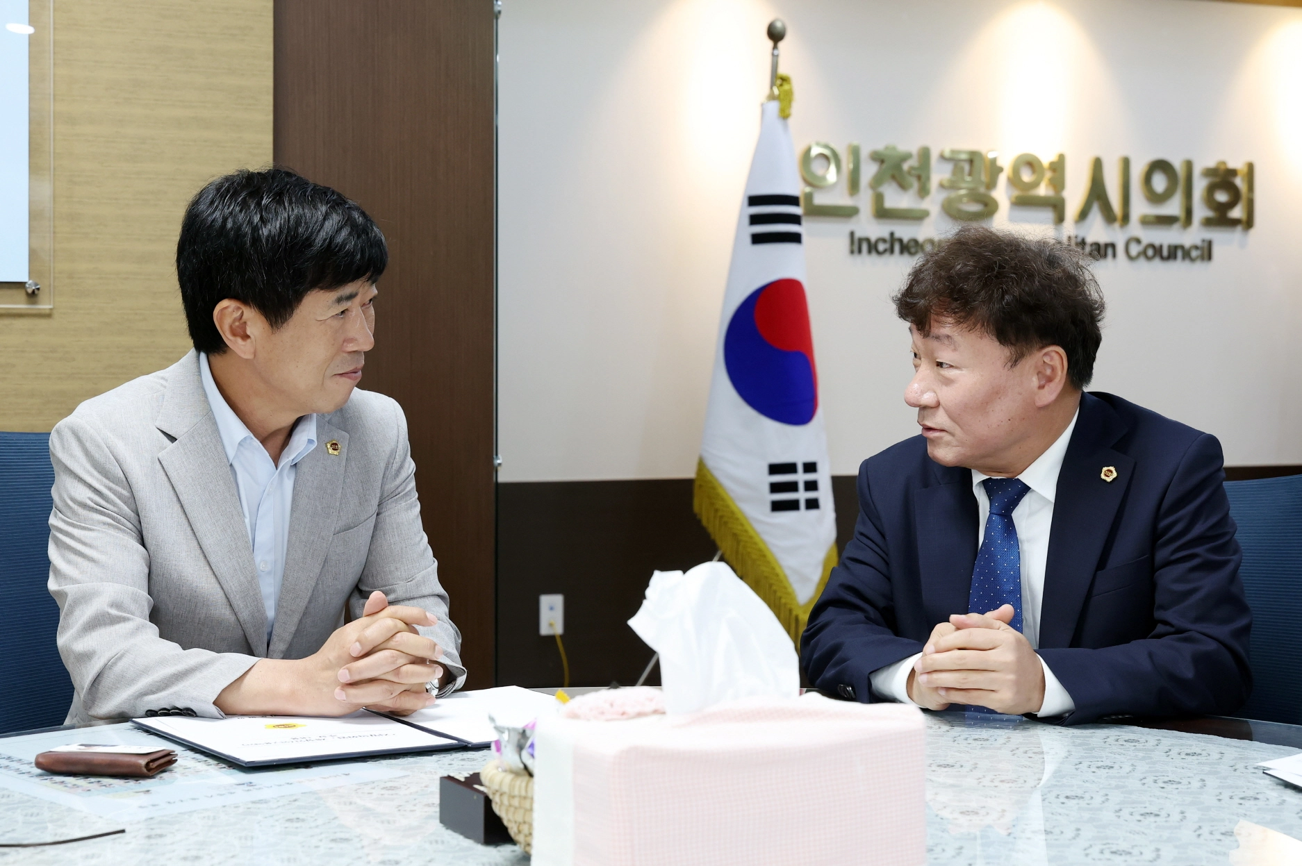 ▲ 남종섭 의장이 인천광역시의회 박종혁 의장과 간담회를 가지며 자치입법권 확대 등 지방의회법 제정안의 주요 골자를 상세하게 제안하고 있다. (사진=경기도의회)