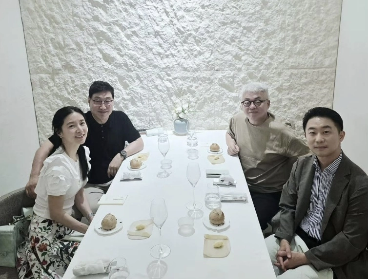 배우 이영애가 남편 정호영과 모임에서 포착됐다. 김형석 인스타그램 캡처