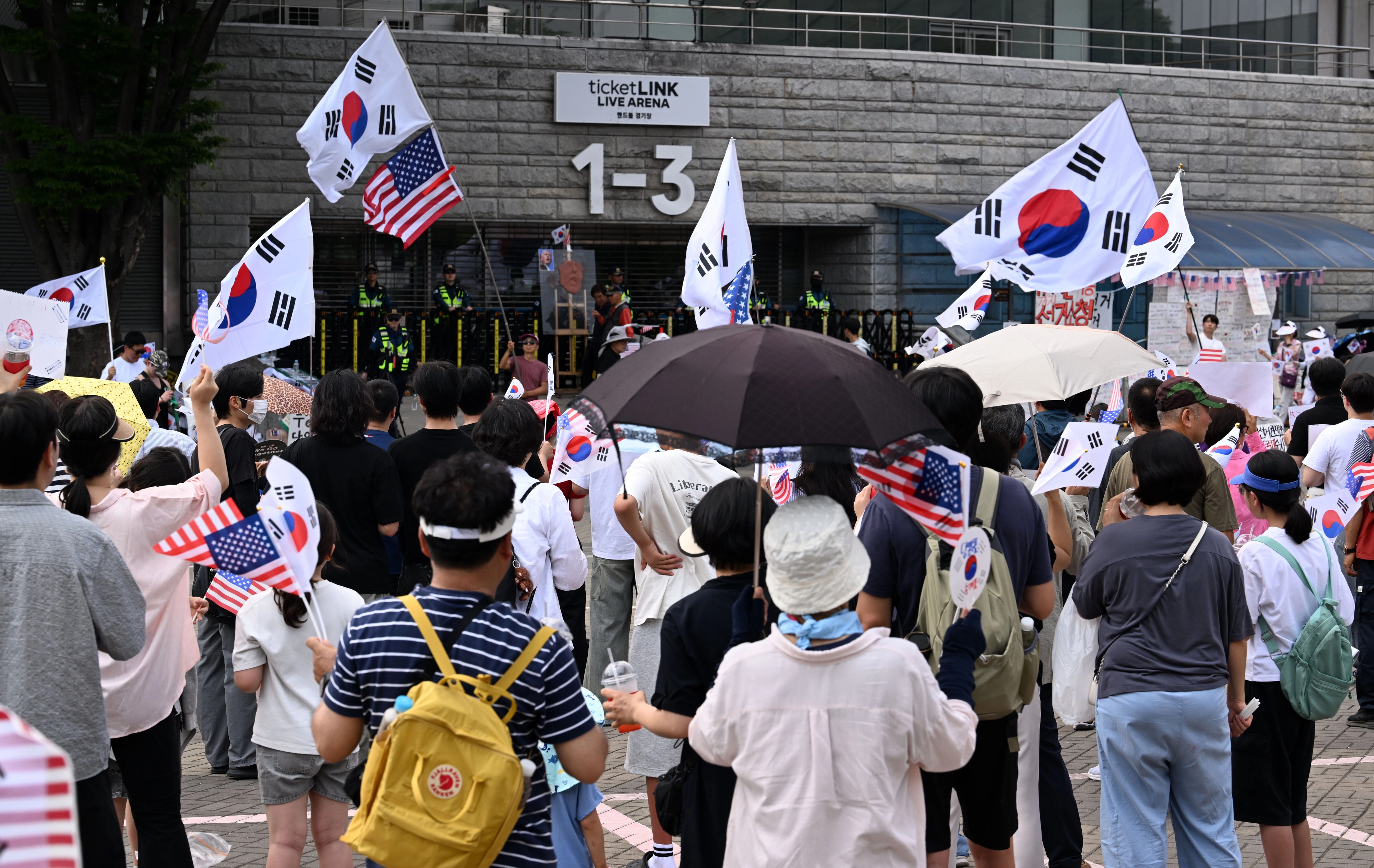 6·3 지방선거 투표용지 부족 사태에 반발한 시민들이 14일 서울 송파구 올림픽공원 핸드볼경기장 개표소 앞에 모여 재선거를 요구하는 구호를 외치고 있다. 2026.6.14. 도준석 전문기자