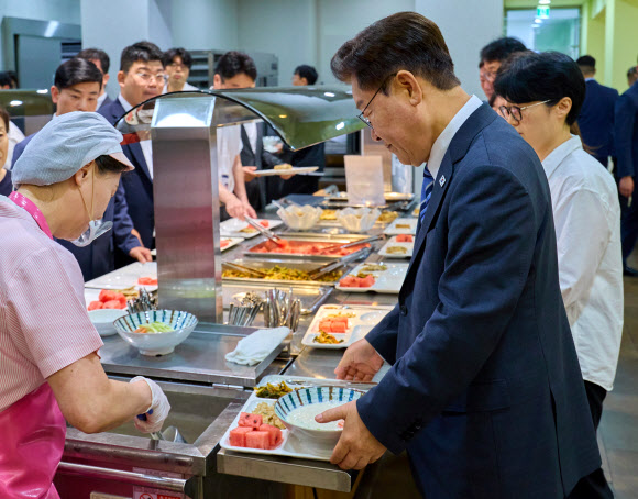 이재명 대통령, 청와대 구내식당 오찬