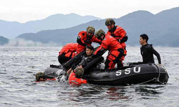 16일 경남 창원시 진해구 인근 해상에서 해군 해난구조전대(SSU)와 공군 6전대가 바다에 사람이 빠진 상황을 가정한 합동 구조 작전 훈련을 진행하고 있다. 2026.7.16 해군 제공
