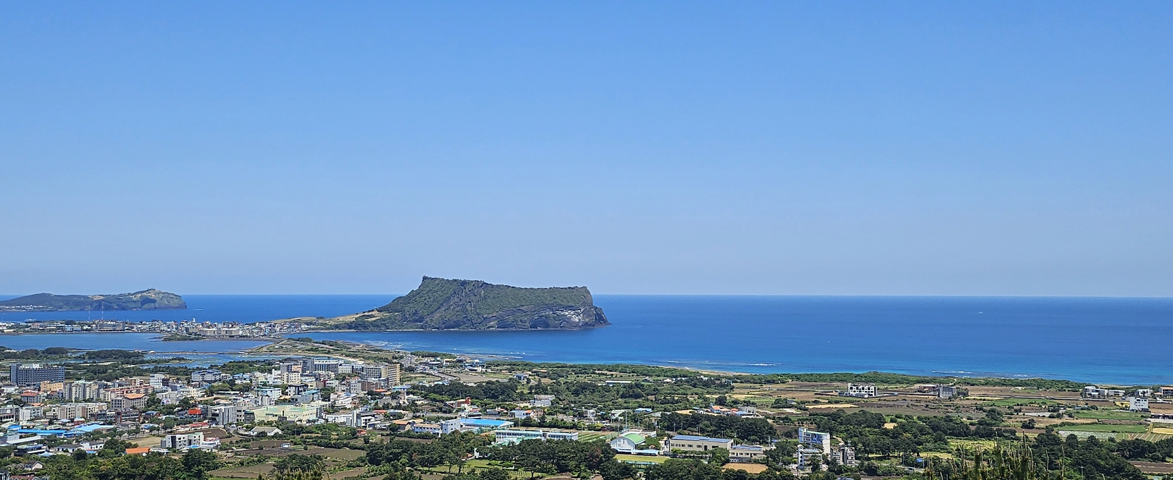 성산일출봉과 우도가 한눈에 들어오는 대수산봉 정상 전경.