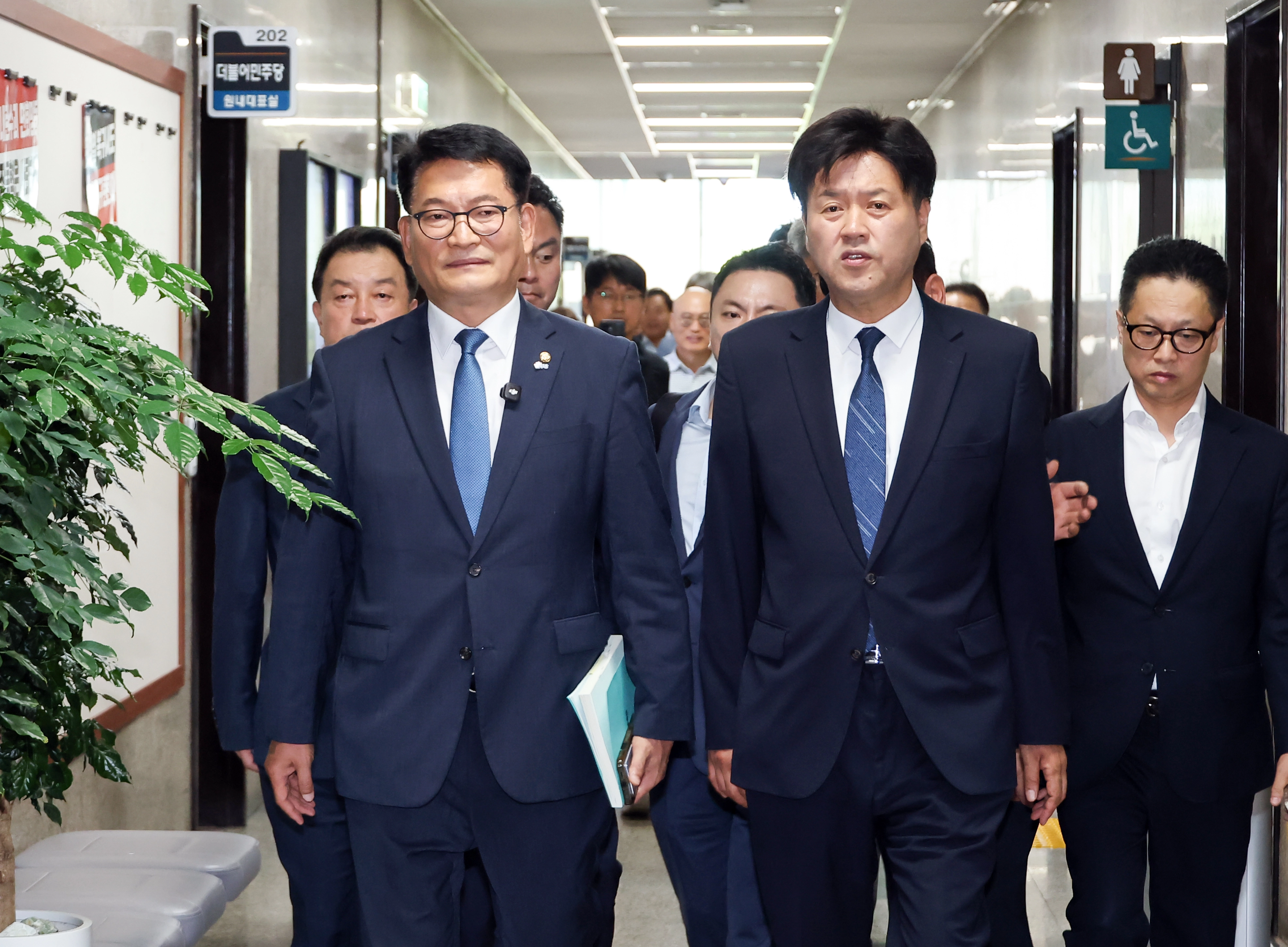 더불어민주당 8·17 전당대회에 당 대표 후보로 등록한 송영길 의원(왼쪽)과 최고위원 후보로 등록한 김용 전 민주연구원 부원장이 17일 국회에서 자신들의 후보 자격 논란과 관련한 기자회견을 마친 뒤 이동하고 있다. 2026.7.17 연합뉴스