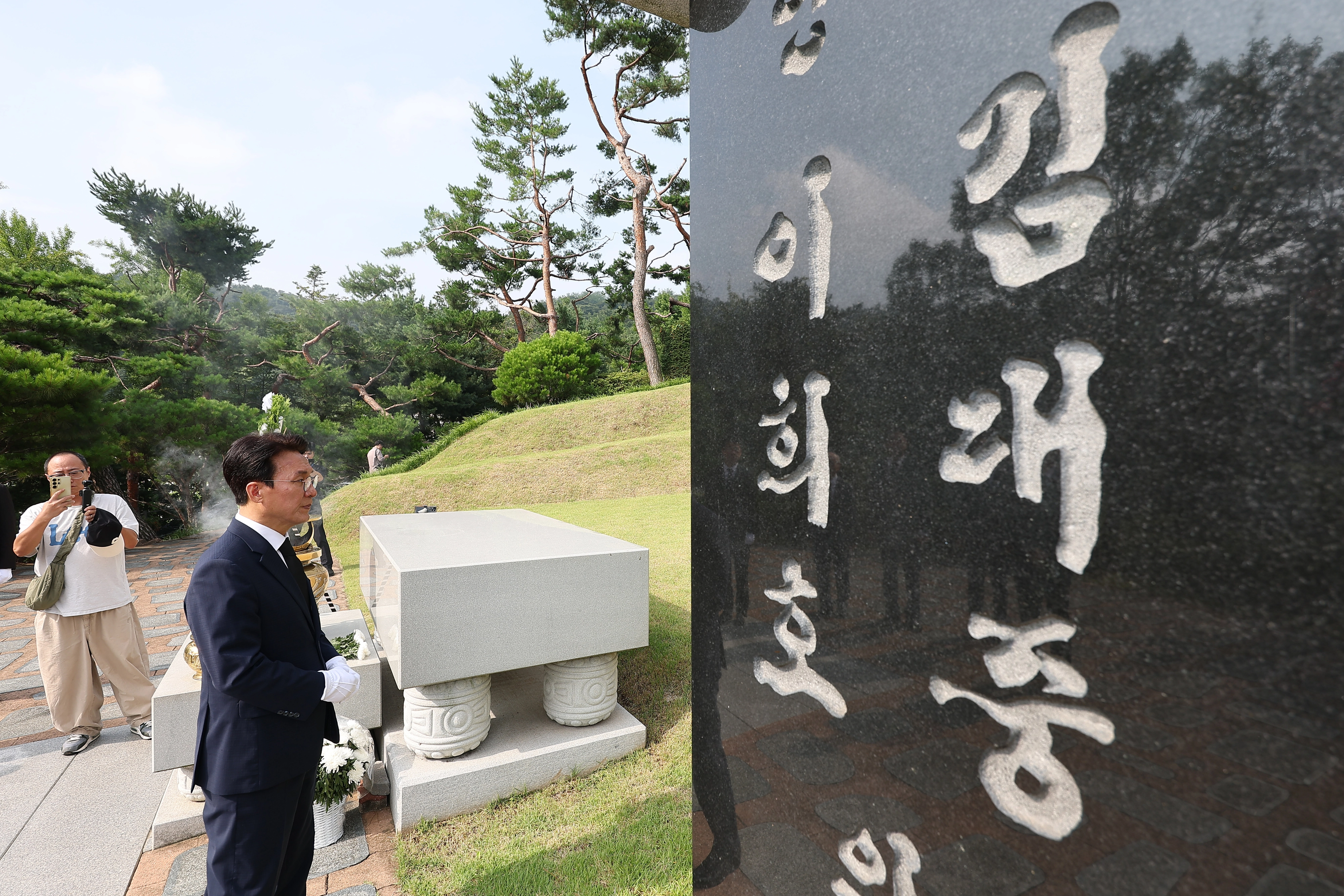 김대중 전 대통령 묘소 바라보는 김민석 전 국무총리  더불어민주당 당권주자인 김민석 전 국무총리가 17일 서울 동작구 국립서울현충원 김대중 전 대통령 묘소를 바라보고 있다.