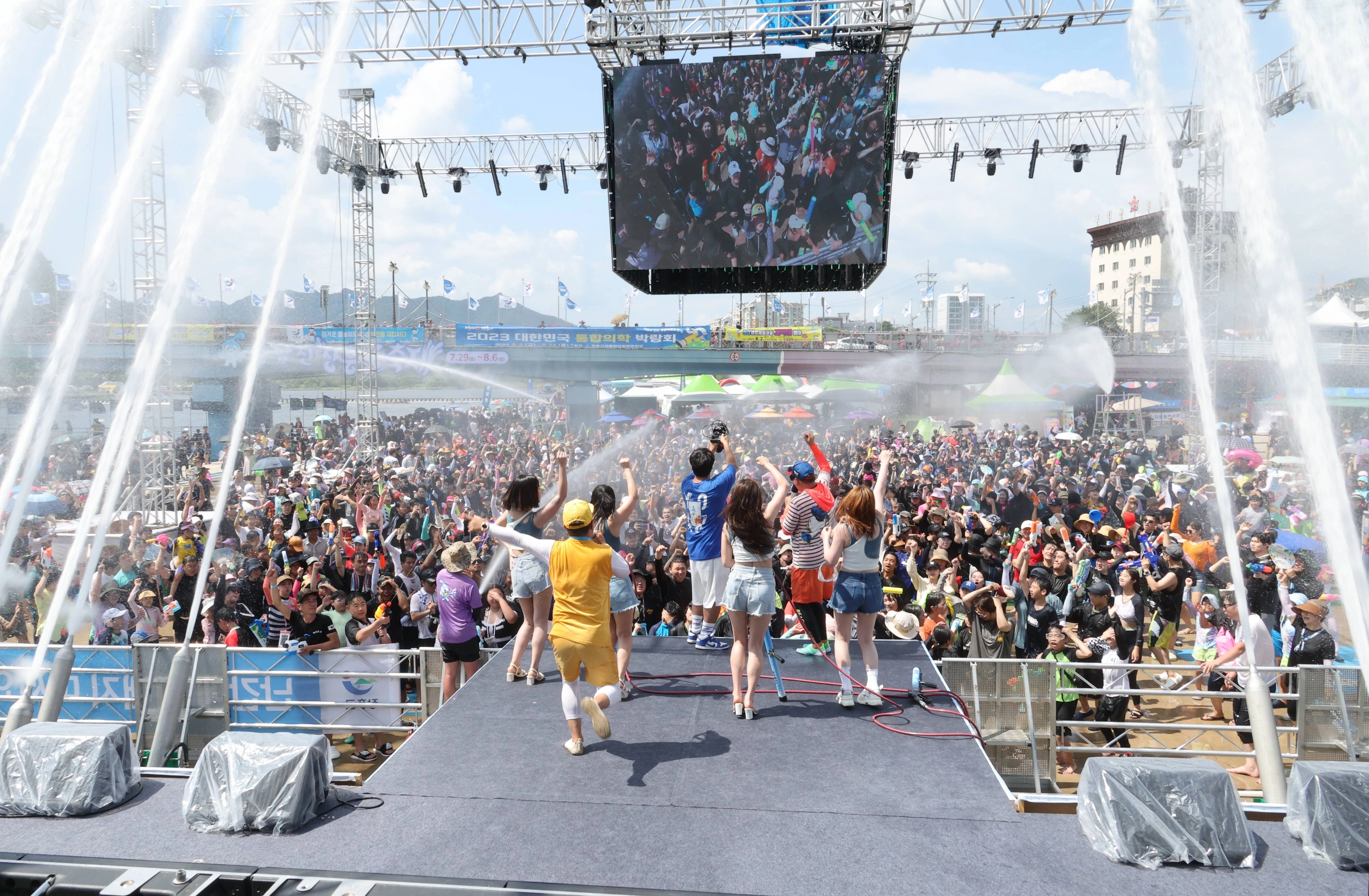 정남진 장흥 물축제 기간 열리는 지상 최대 물싸움 행사.