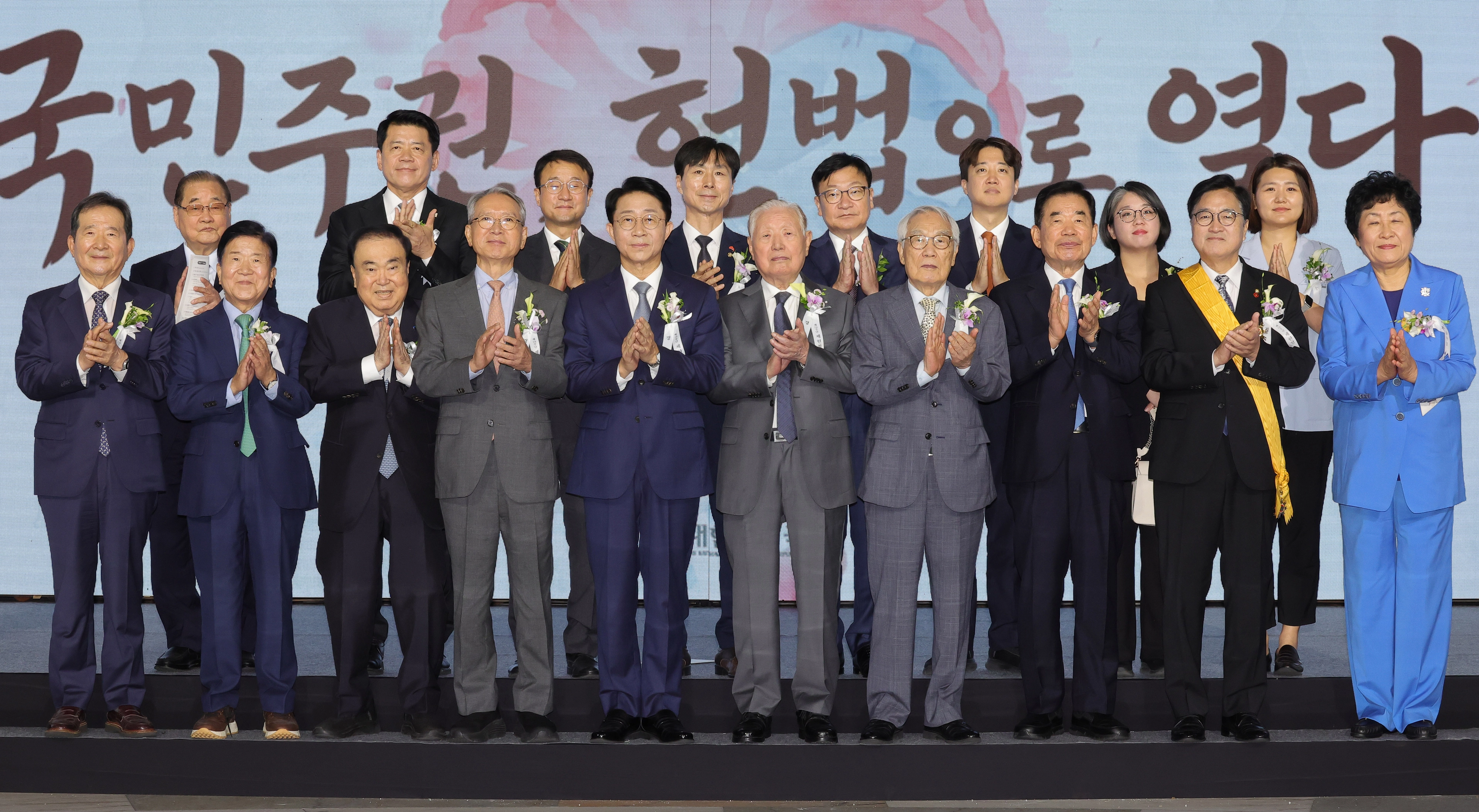 제헌절 경축식 기념 촬영을 하는 조정식 국회의장  조정식 국회의장이 17일 서울 여의도 국회에서 열린 제78주년 제헌절 경축식에서 주요 참석자들과 함께 기념 촬영을 하고 있다.