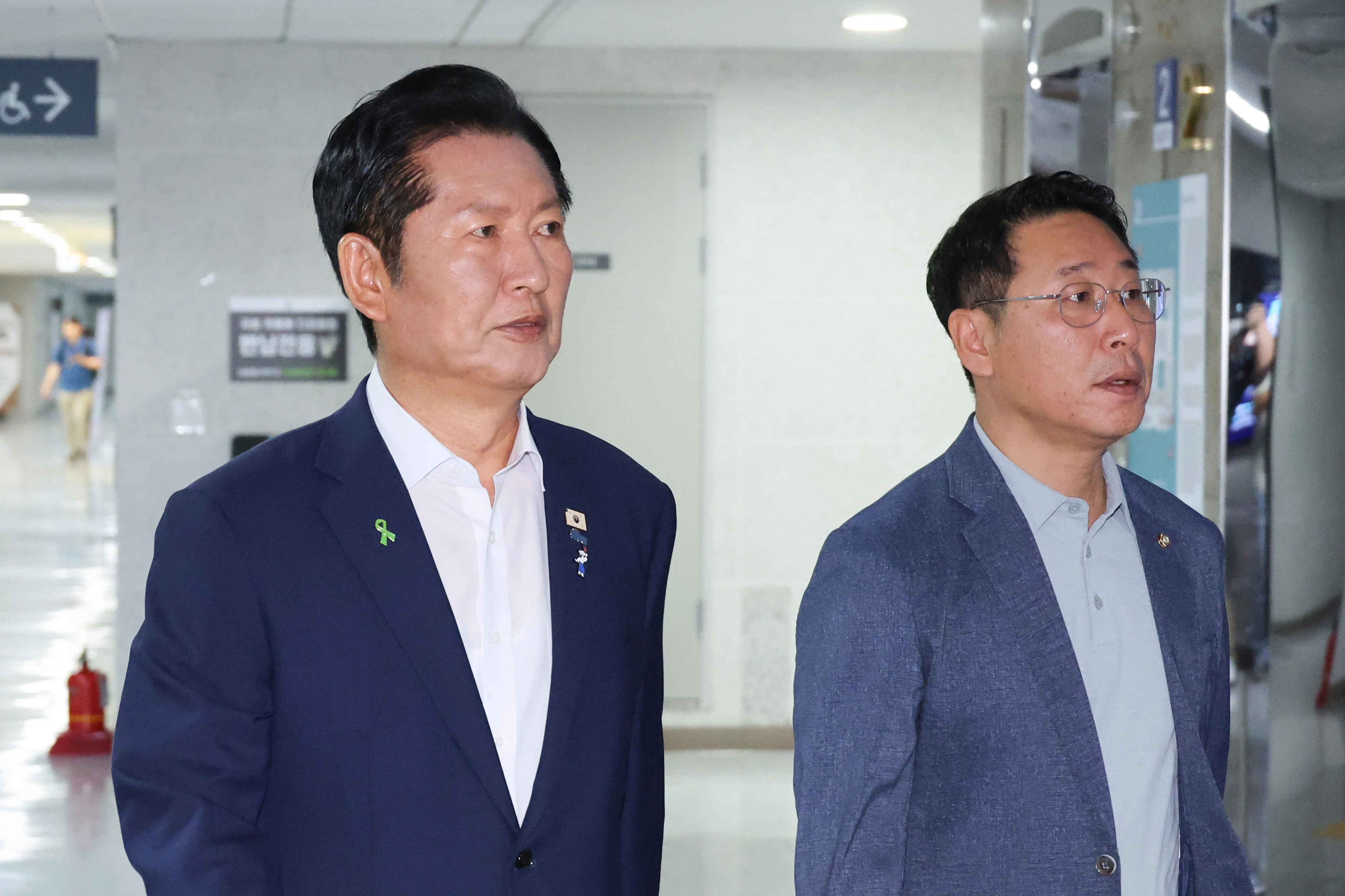 형사소송법 개정 토론회 향하는 정청래  더불어민주당 당권 주자인 정청래(왼쪽) 의원과 김영환 의원이 16일 국회의원회관에서 열린 검사 권력 오남용 사례로 본 형사소송법 개정 토론회에 참석하고 있다.