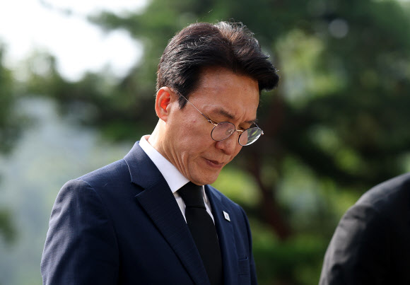 더불어민주당 당권주자인 김민석 전 국무총리가 17일 서울 동작구 국립서울현충원 김대중 전 대통령 묘소에서 묵념하고 있다. 2026.7.17 연합뉴스