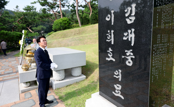 더불어민주당 당권주자인 김민석 전 국무총리가 17일 서울 동작구 국립서울현충원 김대중 전 대통령 묘소를 바라보고 있다. 2026.7.17 연합뉴스
