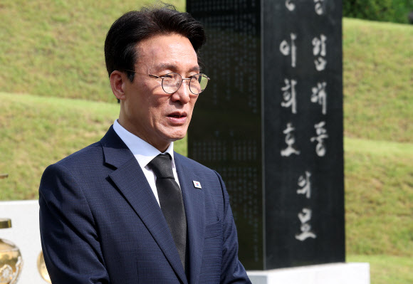 더불어민주당 당권주자인 김민석 전 국무총리가 17일 서울 동작구 국립서울현충원 김대중 전 대통령 묘소 참배를 마친 뒤 발언하고 있다. 2026.7.17 연합뉴스
