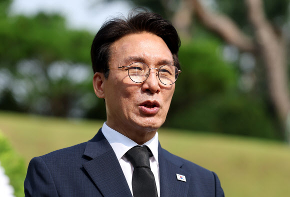 더불어민주당 당권주자인 김민석 전 국무총리가 17일 서울 동작구 국립서울현충원 김대중 전 대통령 묘소 참배를 마친 뒤 발언하고 있다. 2026.7.17 연합뉴스