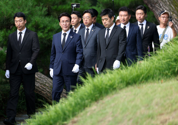 더불어민주당 당권주자인 김민석 전 국무총리가 17일 서울 동작구 국립서울현충원 김대중 전 대통령 묘소 참배를 위해 이동하고 있다. 2026.7.17 연합뉴스