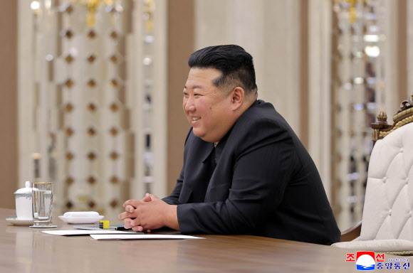 김정은 북한 국무위원장이 지난 16일 북중 우호조약 체결 65주년을 계기로 방북한 왕후닝 전국인민정치협상회의(정협) 주석을 단장으로 한 중국 당·정대표단을 접견했다고 조선중앙통신이 17일 보도했다. 2026.7.17 평양 조선중앙통신=연합뉴스