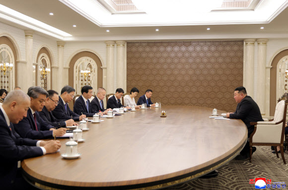 김정은 북한 국무위원장이 지난 16일 북중 우호조약 체결 65주년을 계기로 방북한 왕후닝 전국인민정치협상회의(정협) 주석을 단장으로 한 중국 당·정대표단을 접견했다고 조선중앙통신이 17일 보도했다. 2026.7.17 평양 조선중앙통신=연합뉴스