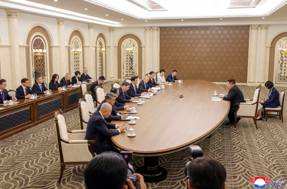 김정은 북한 국무위원장이 지난 16일 북중 우호조약 체결 65주년을 계기로 방북한 왕후닝 전국인민정치협상회의(정협) 주석을 단장으로 한 중국 당·정대표단을 접견했다고 조선중앙통신이 17일 보도했다. 2026.7.17 평양 조선중앙통신=연합뉴스