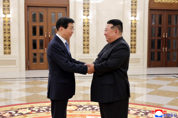 김정은 북한 국무위원장이 지난 16일 북중 우호조약 체결 65주년을 계기로 방북한 왕후닝 전국인민정치협상회의(정협) 주석을 단장으로 한 중국 당·정대표단을 접견했다고 조선중앙통신이 17일 보도했다. 2026.7.17 평양 조선중앙통신=연합뉴스