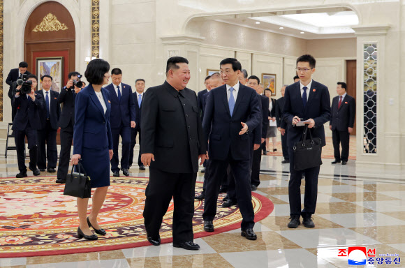 김정은 북한 국무위원장이 지난 16일 북중 우호조약 체결 65주년을 계기로 방북한 왕후닝 전국인민정치협상회의(정협) 주석을 단장으로 한 중국 당·정대표단을 접견했다고 조선중앙통신이 17일 보도했다. 2026.7.17 평양 조선중앙통신=연합뉴스