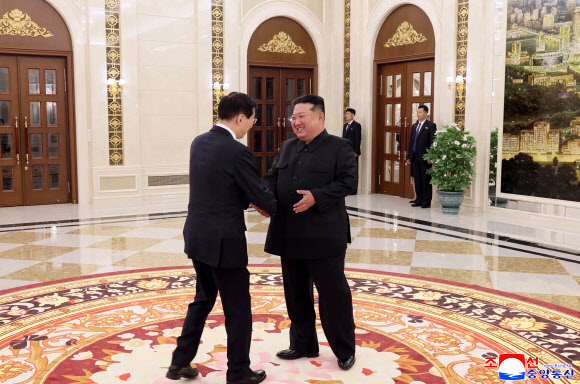 김정은 북한 국무위원장이 지난 16일 북중 우호조약 체결 65주년을 계기로 방북한 왕후닝 전국인민정치협상회의(정협) 주석을 단장으로 한 중국 당·정대표단을 접견했다고 조선중앙통신이 17일 보도했다. 2026.7.17 평양 조선중앙통신=연합뉴스