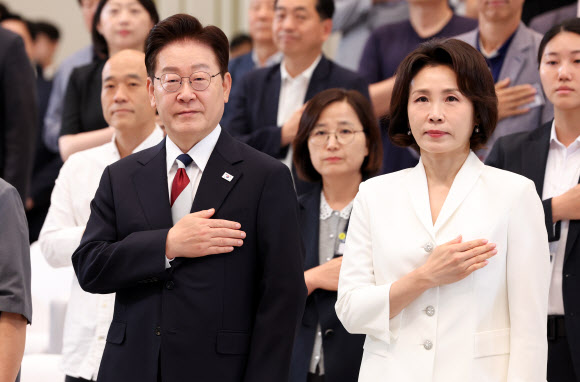 이재명 대통령과 김혜경 여사가 17일 청와대 영빈관에서 열린 ‘빛의 위원회’ 출범기념 시민초청행사에서 국민의례를 하고 있다.  지난 3월 설치된 대통령 직속 ‘빛의 위원회’는 지난 정부의 불법 비상계엄에 맞선 시민들의 정신을 계승하기 위한 사업들을 추진한다. 2026.7.17 청와대통신사진기자단