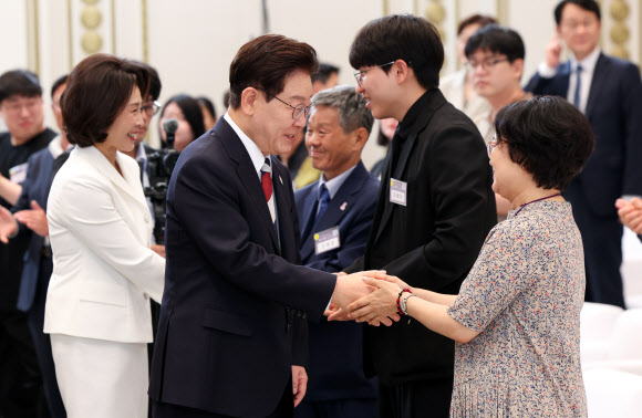 이재명 대통령과 김혜경 여사가 17일 청와대 영빈관에서 열린 ‘빛의 위원회’ 출범기념 시민초청행사에 입장하며 참석 시민과 인사하고 있다. 지난 3월 설치된 대통령 직속 ‘빛의 위원회’는 지난 정부의 불법 비상계엄에 맞선 시민들의 정신을 계승하기 위한 사업들을 추진한다. 2026.7.17 청와대통신사진기자단