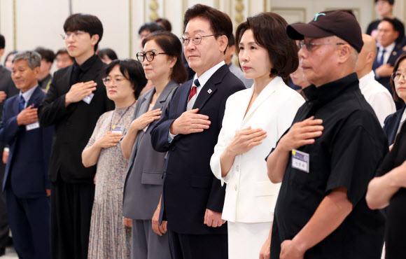 이재명 대통령과 김혜경 여사가 17일 청와대 영빈관에서 열린 ‘빛의 위원회’ 출범기념 시민초청행사에서 국민의례를 하고 있다.  지난 3월 설치된 대통령 직속 ‘빛의 위원회’는 지난 정부의 불법 비상계엄에 맞선 시민들의 정신을 계승하기 위한 사업들을 추진한다. 2026.7.17 청와대통신사진기자단