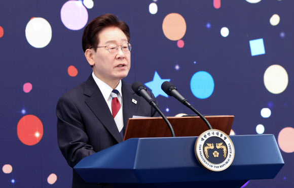 이재명 대통령이 17일 청와대 영빈관에서 열린 ‘빛의 위원회’ 출범기념 시민초청행사에서 인사말을 하고 있다. 지난 3월 설치된 대통령 직속 ‘빛의 위원회’는 지난 정부의 불법 비상계엄에 맞선 시민들의 정신을 계승하기 위한 사업들을 추진한다. 2026.7.17 청와대통신사진기자단