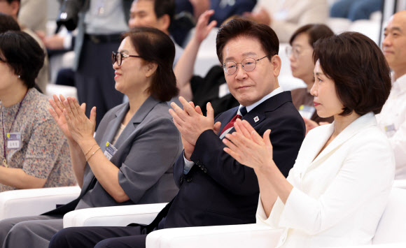 이재명 대통령과 김혜경 여사가 17일 청와대 영빈관에서 열린 ‘빛의 위원회’ 출범기념 시민초청행사에서 이명세 감독의 영화 ‘란 12.3’ 소개에 박수치고 있다. 지난 3월 설치된 대통령 직속 ‘빛의 위원회’는 지난 정부의 불법 비상계엄에 맞선 시민들의 정신을 계승하기 위한 사업들을 추진한다. 2026.7.17 청와대통신사진기자단