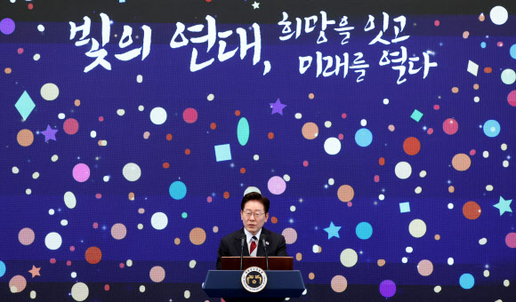 이재명 대통령이 17일 청와대 영빈관에서 열린 ‘빛의 위원회’ 출범기념 시민초청행사에서 인사말을 하고 있다. 지난 3월 설치된 대통령 직속 ‘빛의 위원회’는 지난 정부의 불법 비상계엄에 맞선 시민들의 정신을 계승하기 위한 사업들을 추진한다. 2026.7.17 청와대통신사진기자단