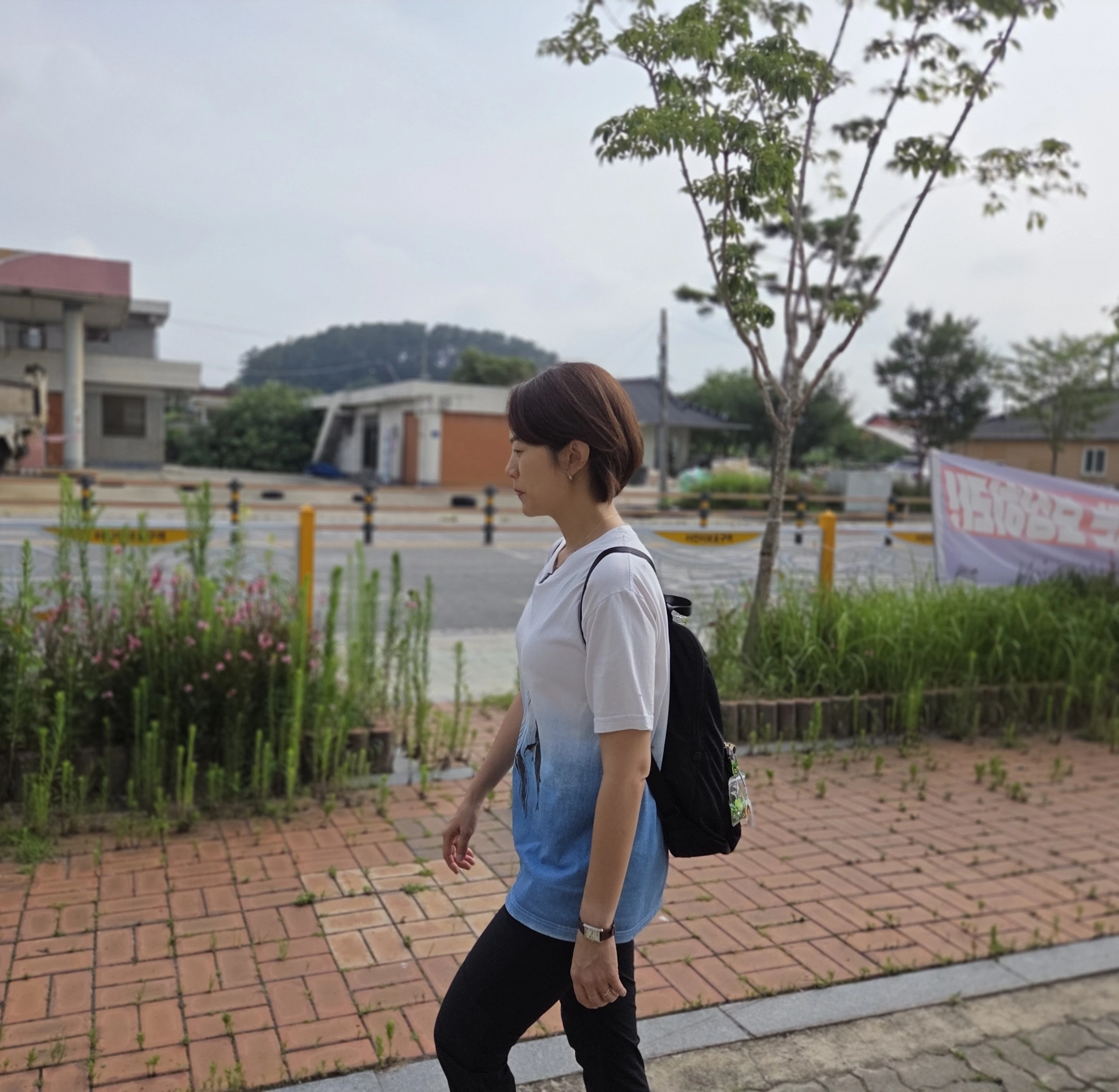 고민정 더불어민주당 당대표 후보가 지난 17일 전북 부안군 계화면의 한 카페에서 청년 농업인, 여성 당원들과의 간담회를 마치고 이동하고 있다.
고민정 의원실 제공