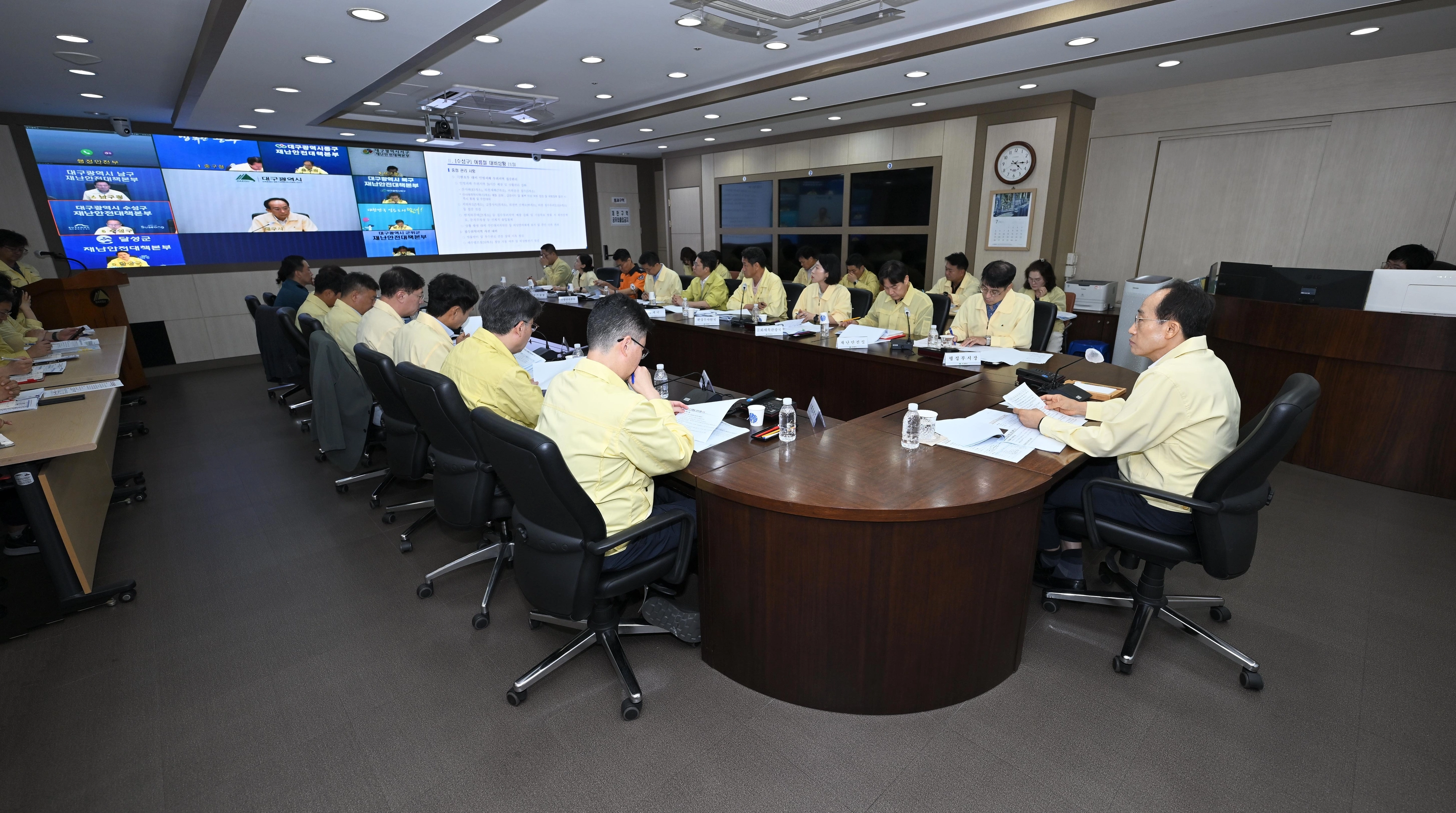 추경호 대구시장이 지난 18일 취임 후 첫 재난안전대책본부 회의를 주재하고 집중호우 피해 현황과 현장 대응상황을 점검했다. 대구시 제공