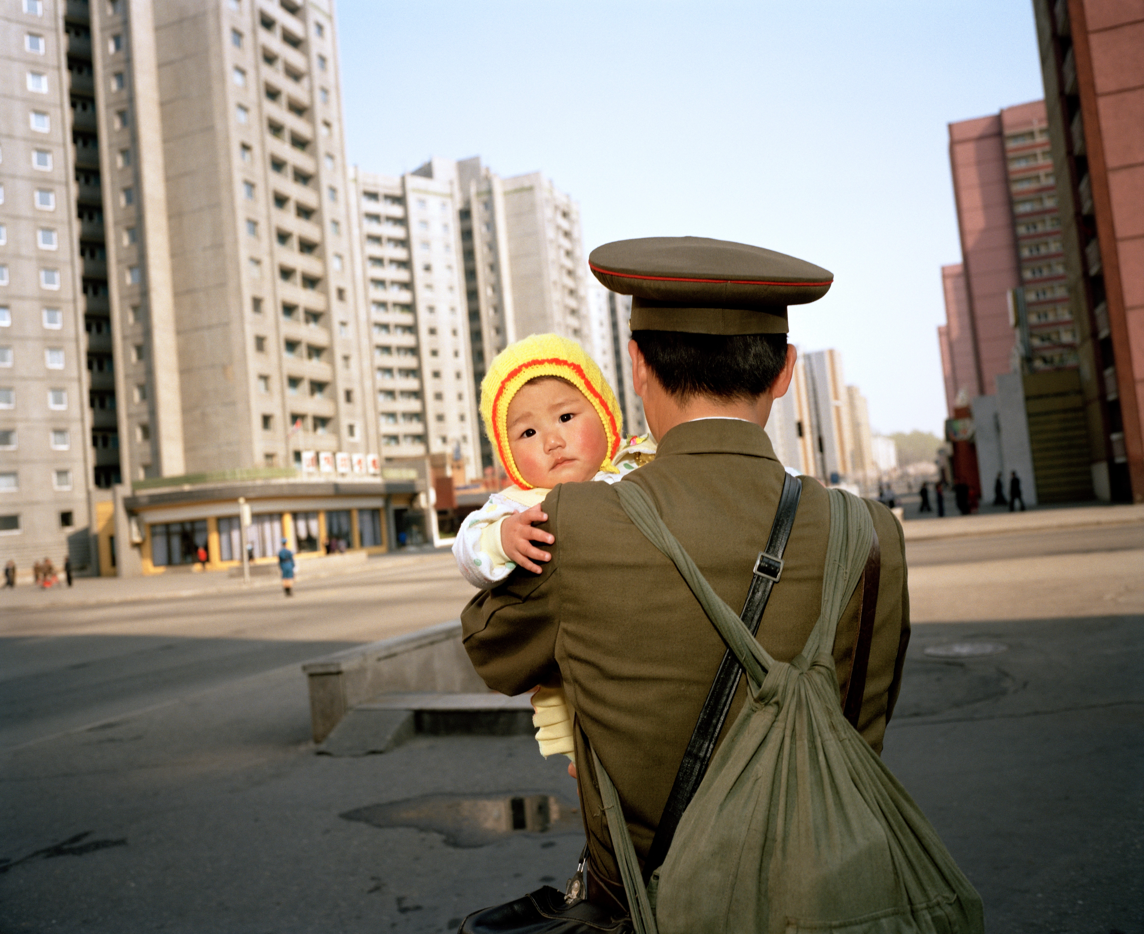 ‘평양’(1997). “막상 북한에 가보니 모든 풍경이 영화 세트장 같았다”는 작가의 회고처럼 자연스러운 일상인지 혹은 외부의 시선을 의식한 연출인지에 대한 모호한 긴장감을 자아낸다. 
마틴 파·매그넘 포토스 제공