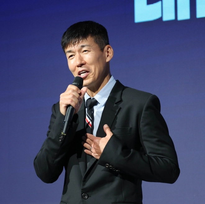 가수 션이 18일 제주 서귀포시 신라호텔에서 열린 ‘제49회 대한상의 제주포럼’에서 ‘지금은 선물이다’라는 주제로 강연하고 있다. 대한상공회의소 제공.