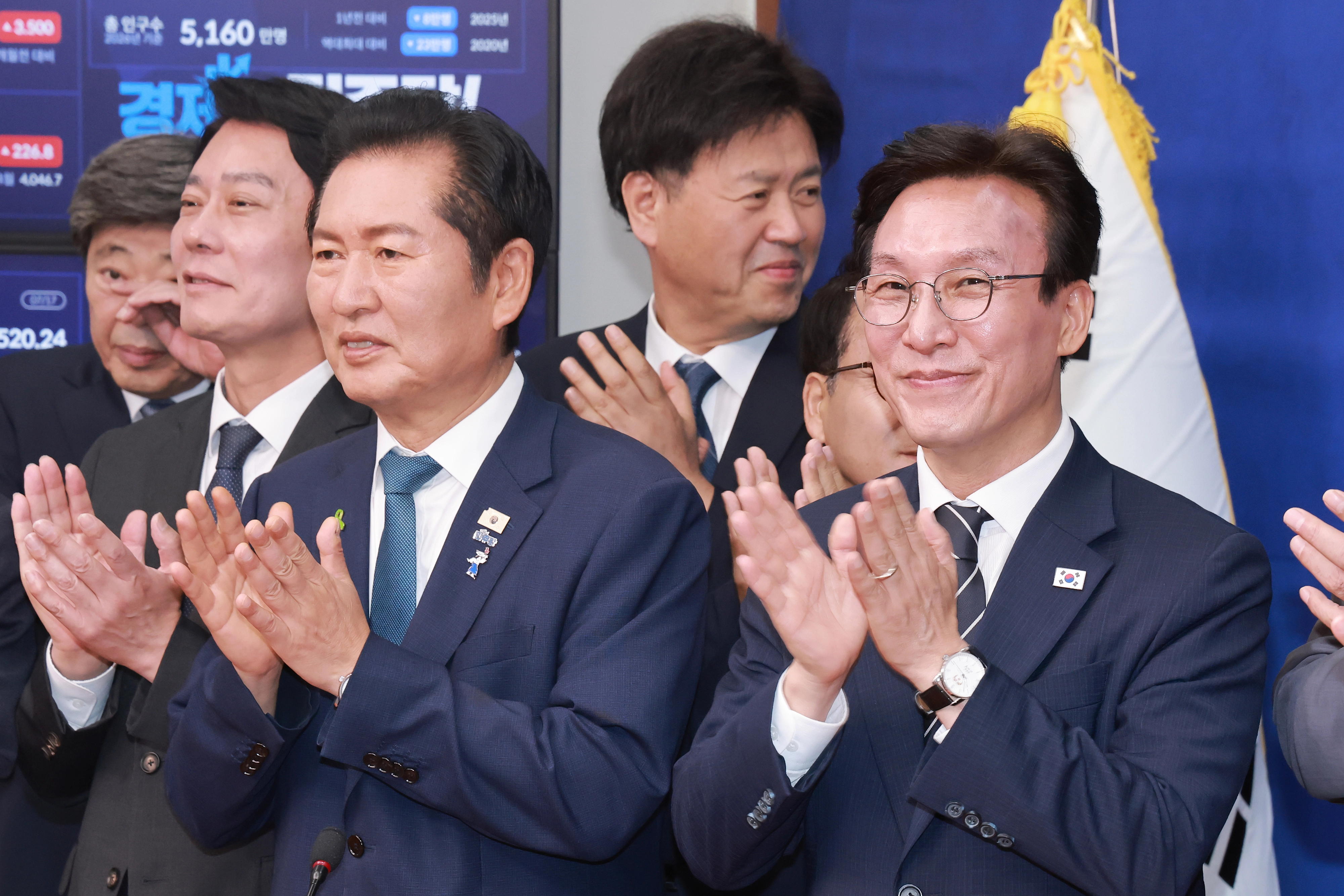기념 촬영 마친 민주당 정청래·김민석 당 대표 후보  더불어민주당 정청래·김민석 당대표 후보가 20일 국회에서 열린 민주당 공명선거 실천 서약식에 참석해 기념 촬영을 마치고 손뼉 치고 있다. 2026.7.20 연합뉴스