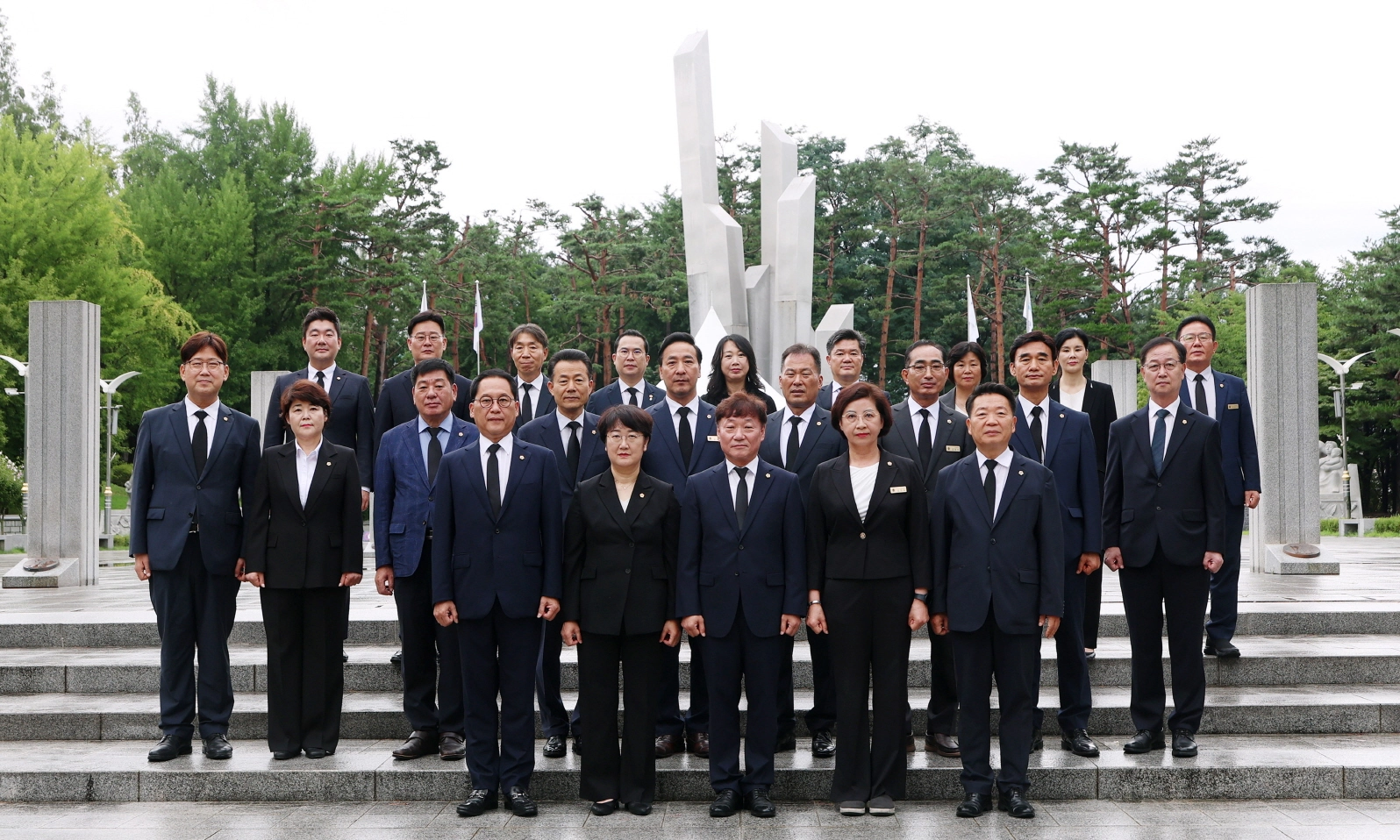 ▲ 수원시 현충탑 참배를 마친 제12대 경기도의회 전반기 의장단과 상임위원장단 등 의원들이 탑 앞에서 기념 촬영을 하고 있다. (사진=경기도의회)