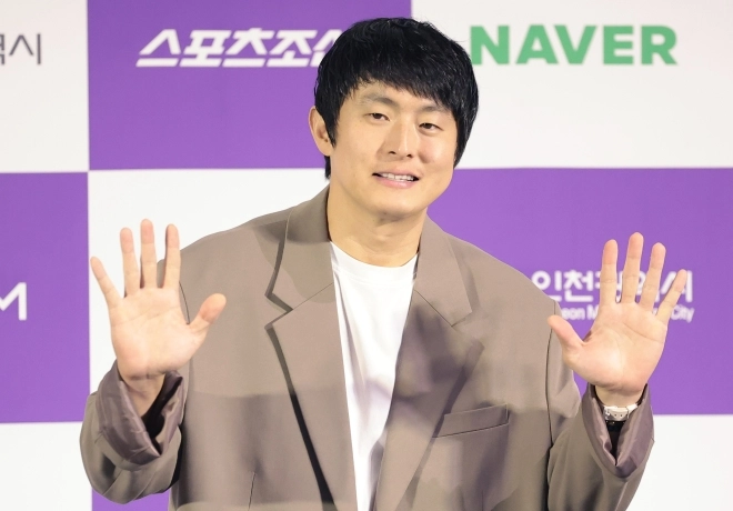 방송인 기안84가 7일 서울 용산구 CGV용산아이파크몰에서 열린 제5회 청룡시리즈어워즈 핸드프린팅 행사에서 포즈를 취하고 있다. 2026.7.7 뉴스1